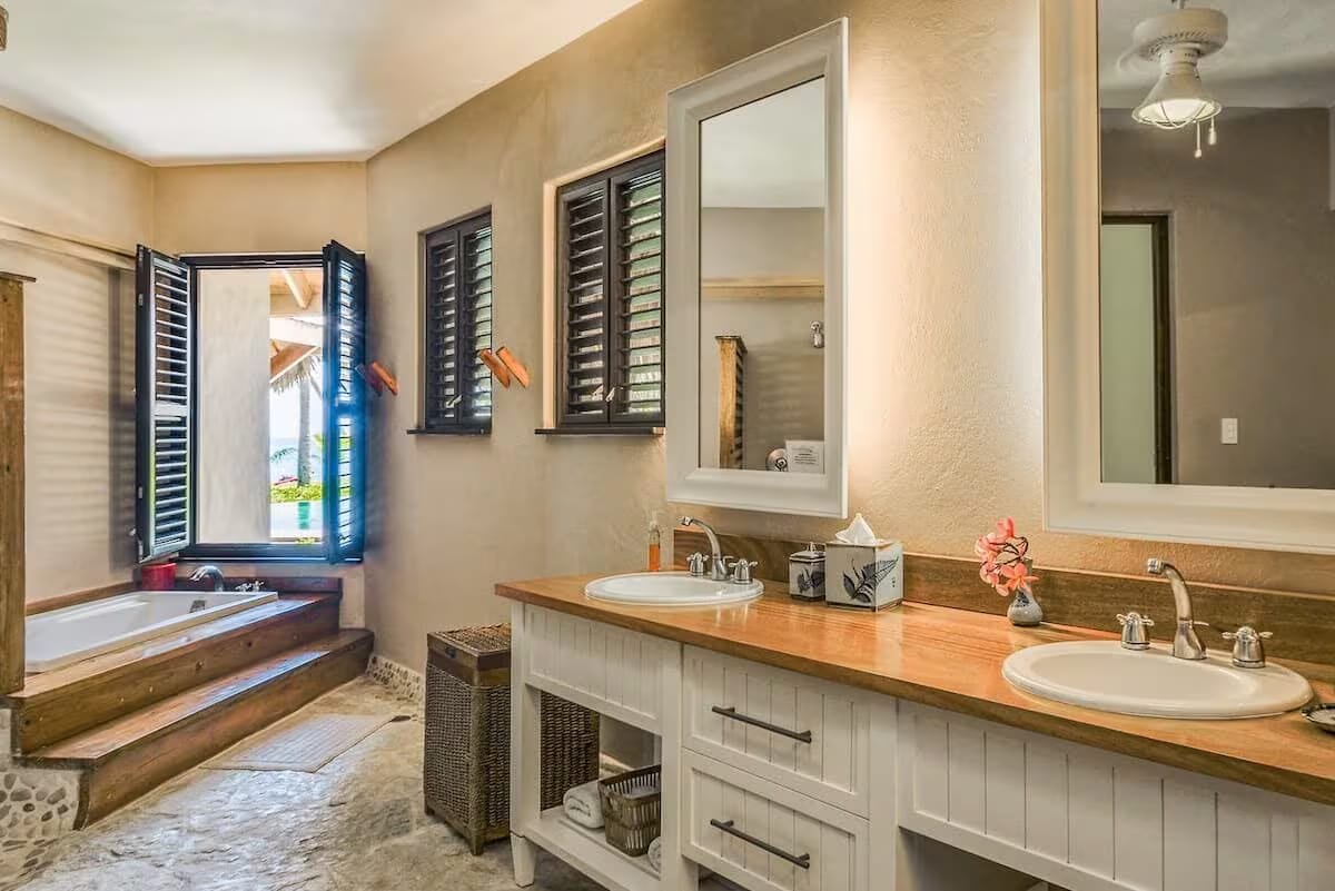 Bathroom with tub and window onto the garden