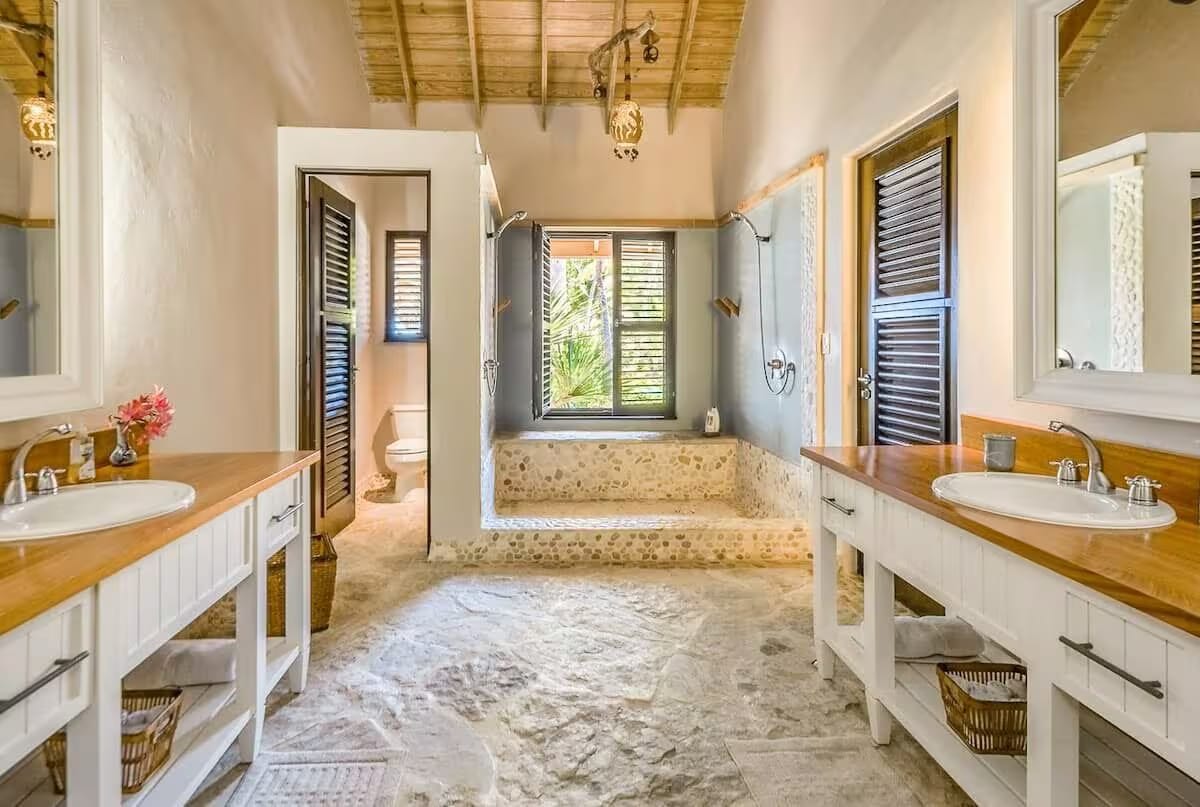 Ensuite bathroom with soaking tub