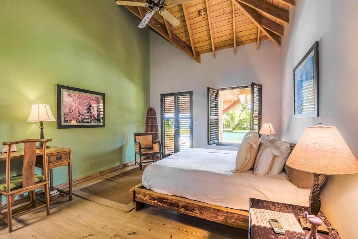 Suite with king bed and garden view