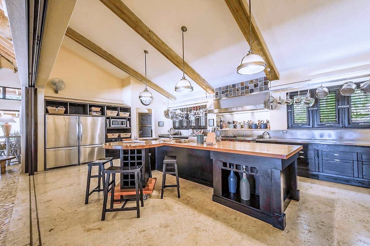 Fully equipped gourmet kitchen with island
