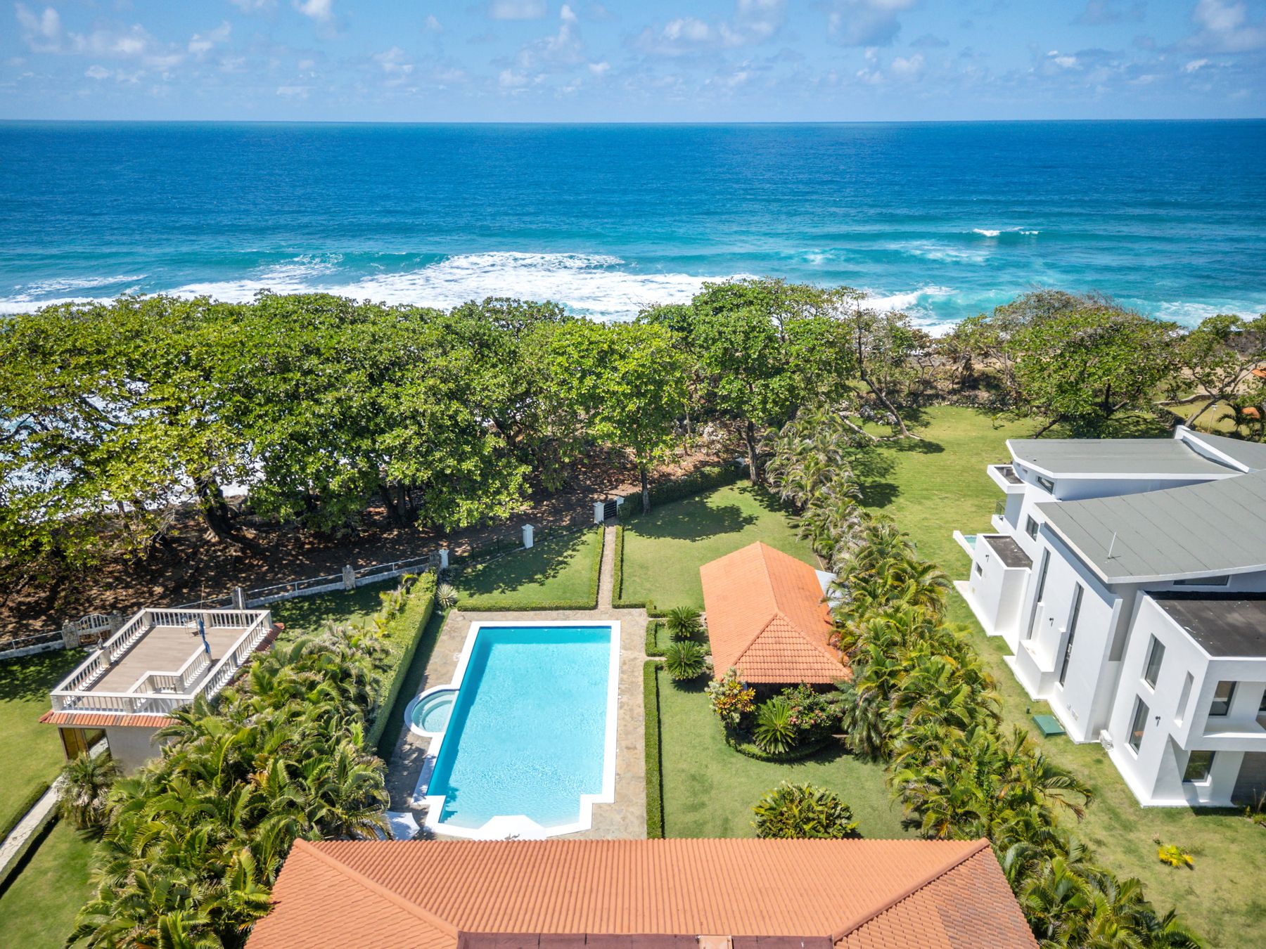 Aerial view of Villa Valesta, its pool and gardens facing the ocean